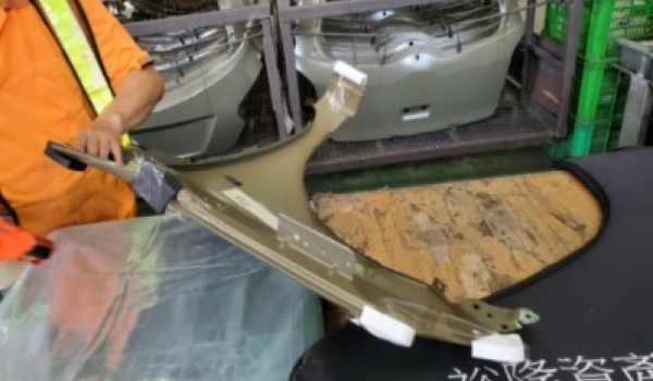 導入可回收尼龍袋(葉子板/引蓋/背門)降低包材塑膠量