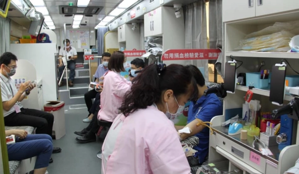 護理師協助民眾捐血
