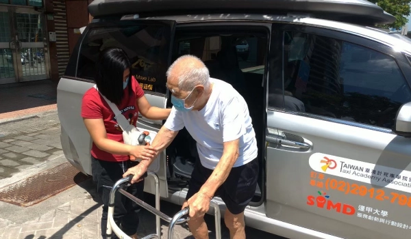 長照人員服務老人家