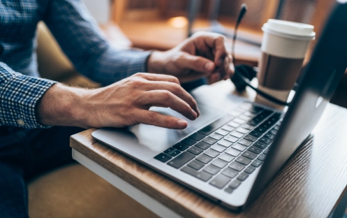 正在使用筆記型電腦