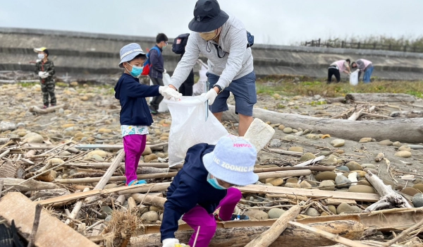 10 月份舉辦「愛海減塑，海好有你」淨灘活動